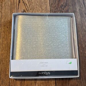 NWT Style Me Pretty Embossed Guest Boom